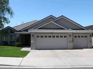 1071 Castlewood Dr, Medford, OR