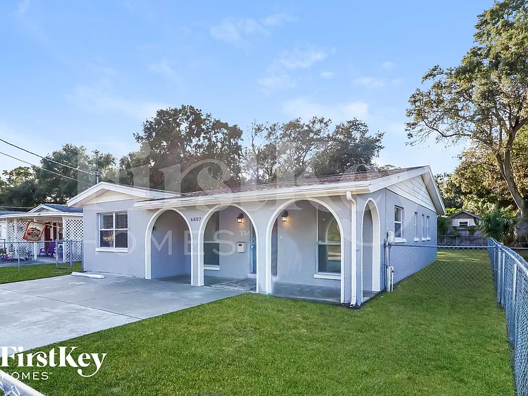 6807 S Cortez Ave — Photo 2