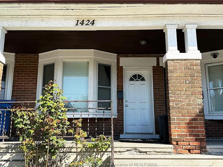 1424 Wyandotte St W — Photo 1