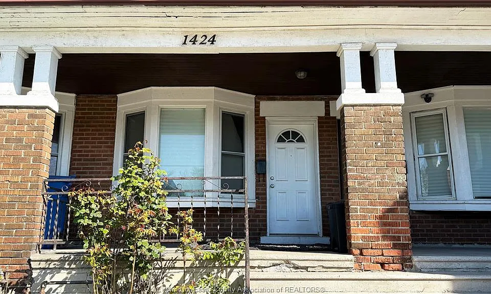 1424 Wyandotte St W