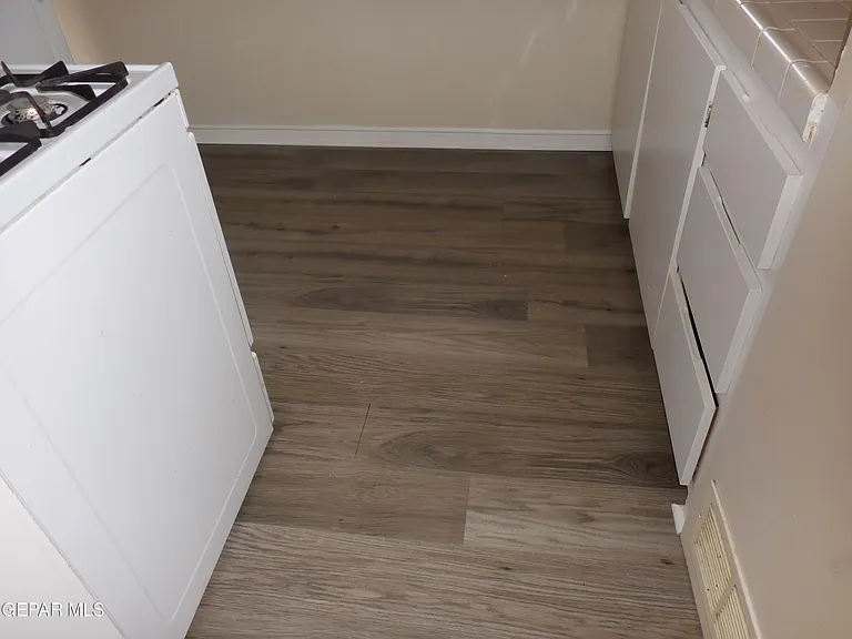 701 W Yandell Dr #8 — Photo 15