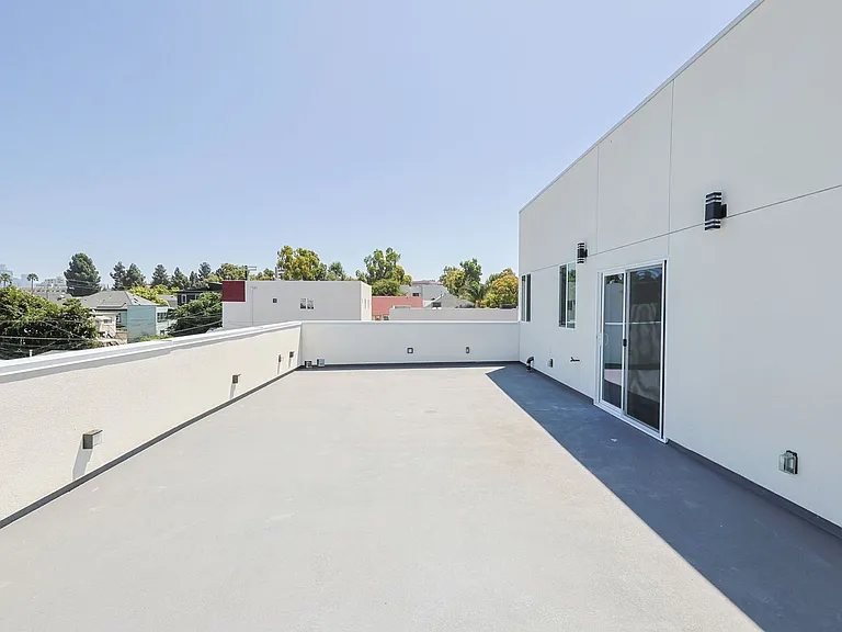1189 W 37th Pl — Photo 12