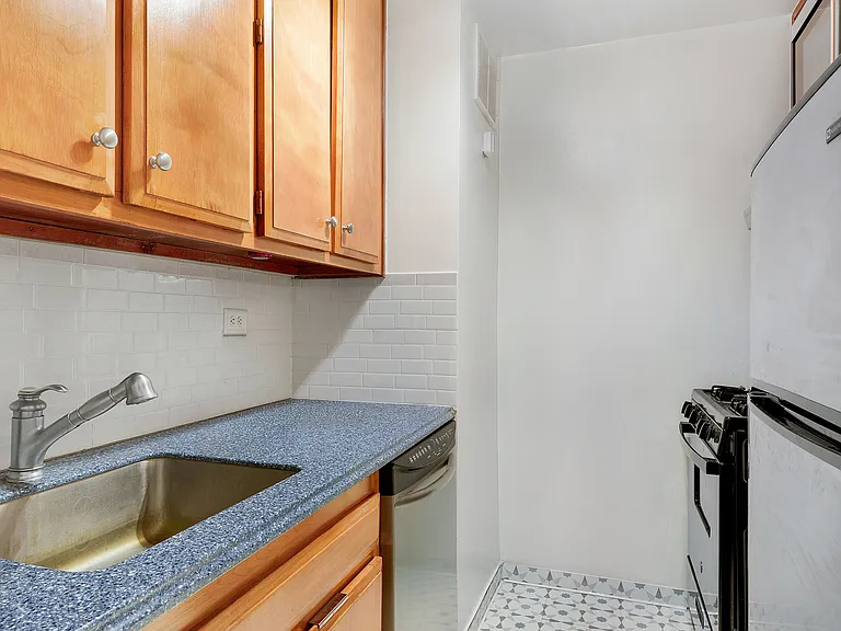 7 E 14th St #1004 — Photo 6