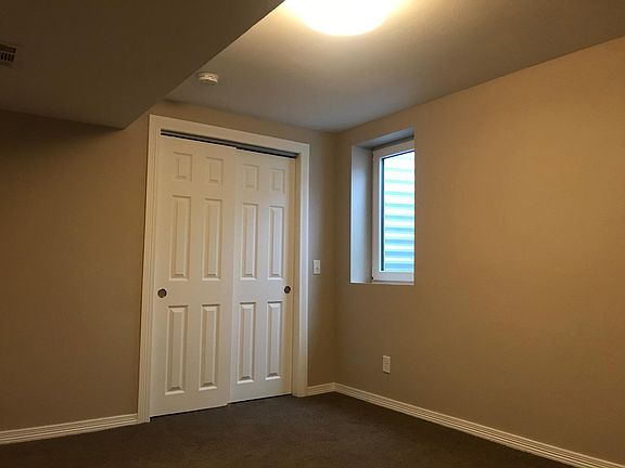 Master closet and large egress window faces west for afternoon sunlight (curtain to be installed)