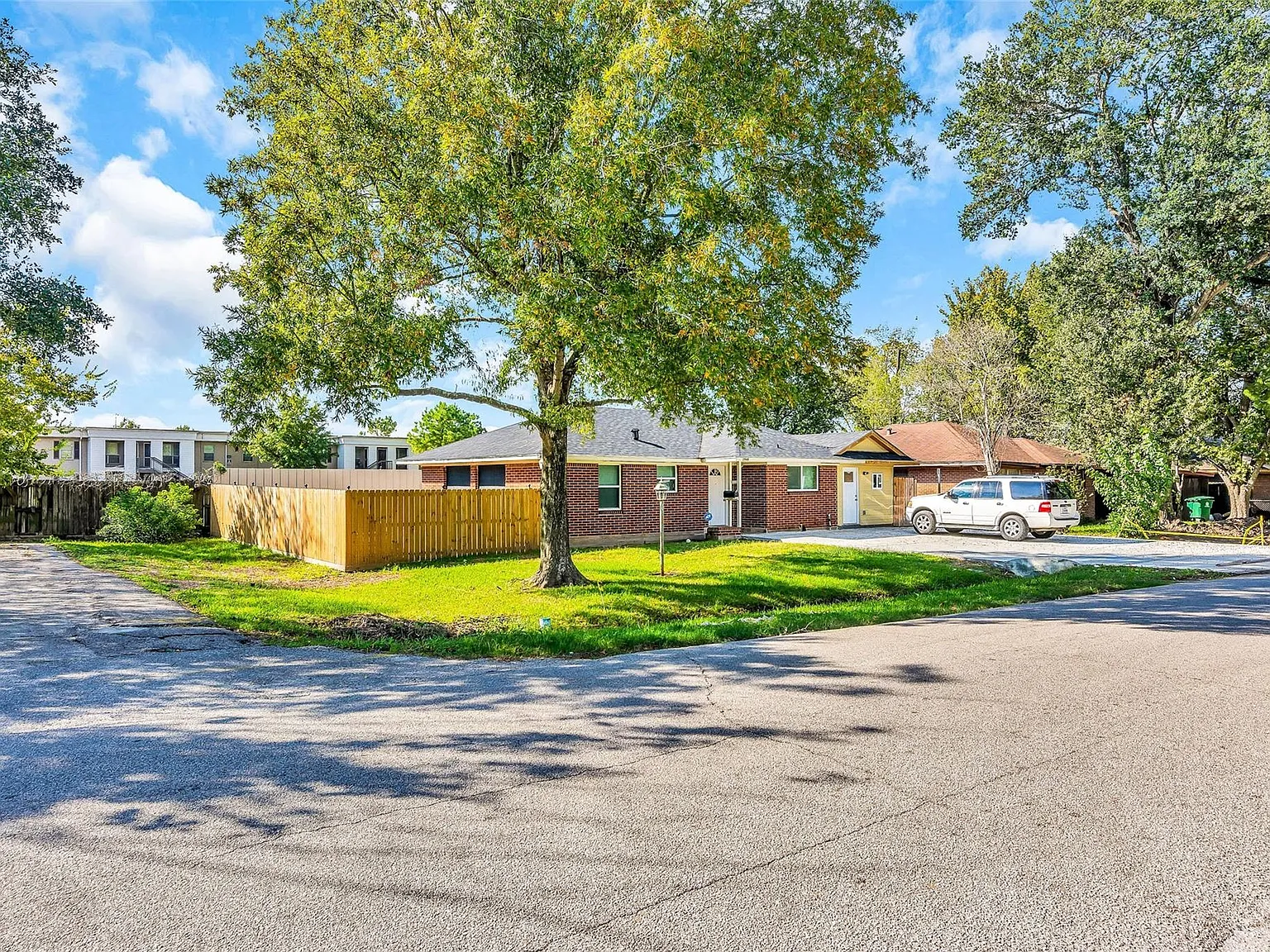 2 bed, 1.0 bath, 1308 sqft, $1,400 — Photo 4