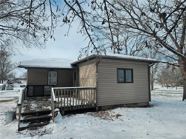621 William St, Effingham, KS 66023