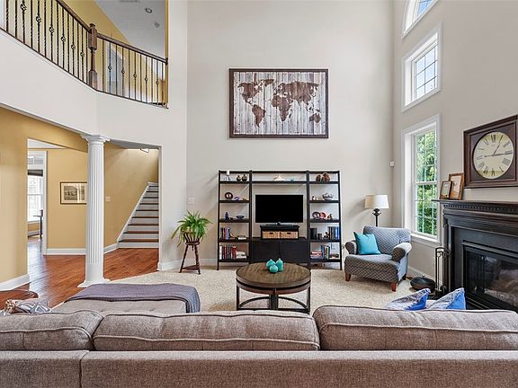 4th image of 2790 Blackstone Dr