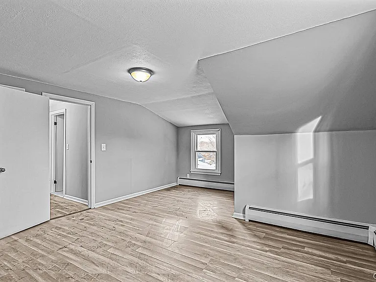 11 Winmar Cres — Photo 32