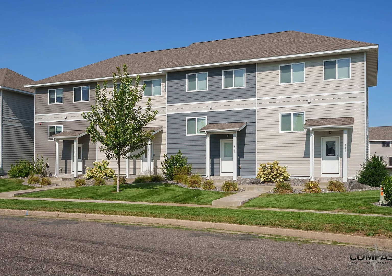 Spacious And Modern Townhome — Photo 1
