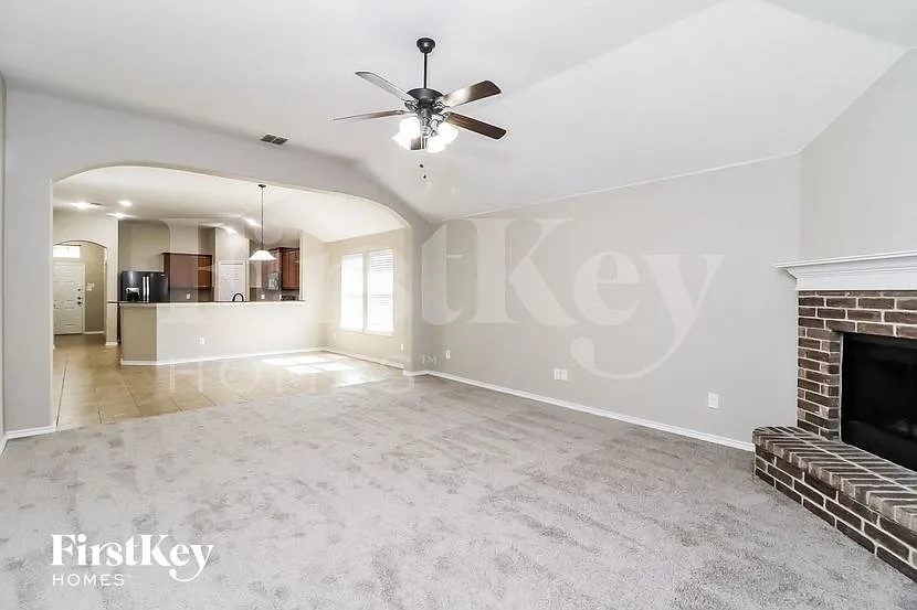 4 bed, 2.0 bath, 2084 sqft, $2,505 — Photo 4