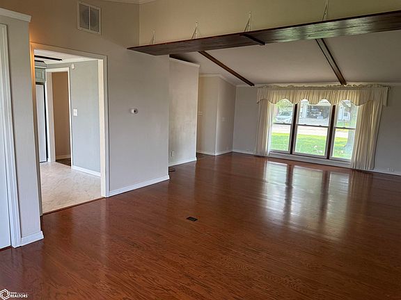 4th image of 418 Birch Ave