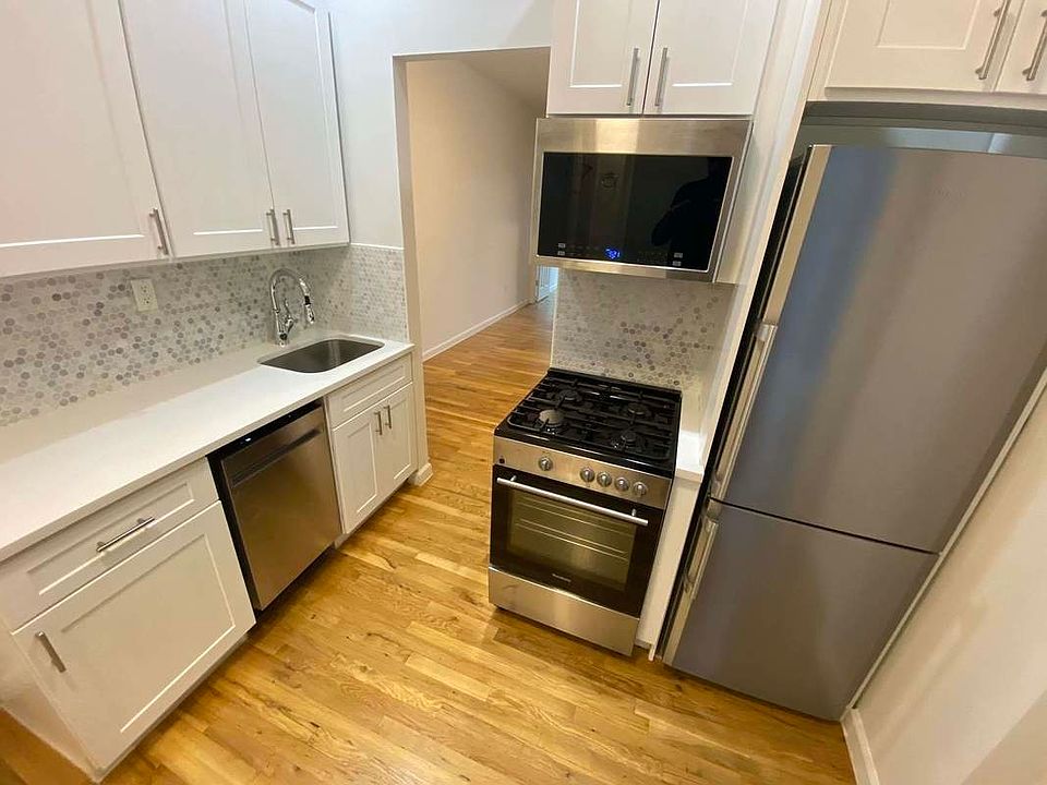 1st image of 31 Bank St APT 4W