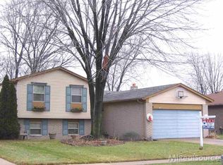 5253 Peekskill Dr, Sterling Heights, MI 48310