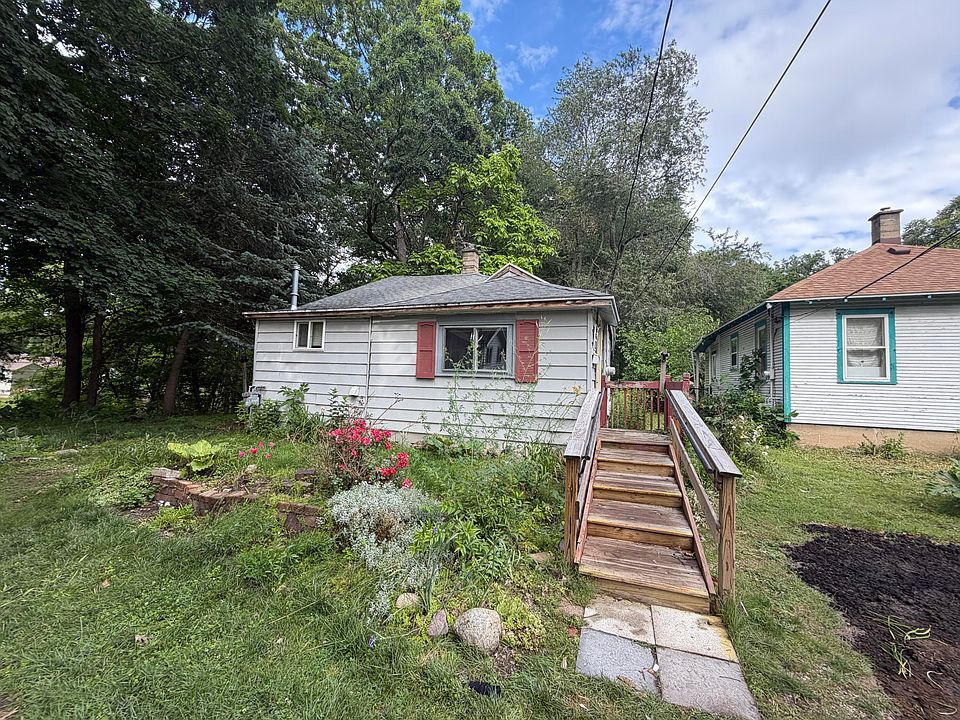1st image of 3064 Effie Pl NE