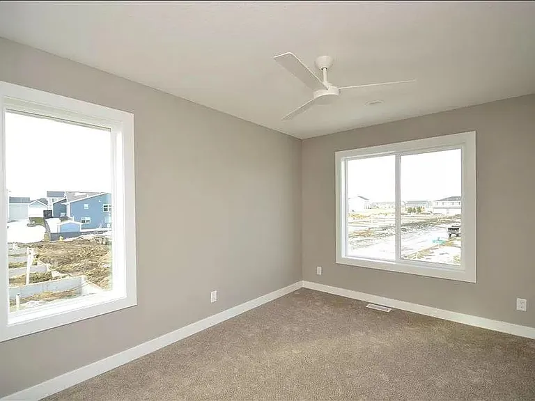 660 SE Greyson Ln — Photo 4