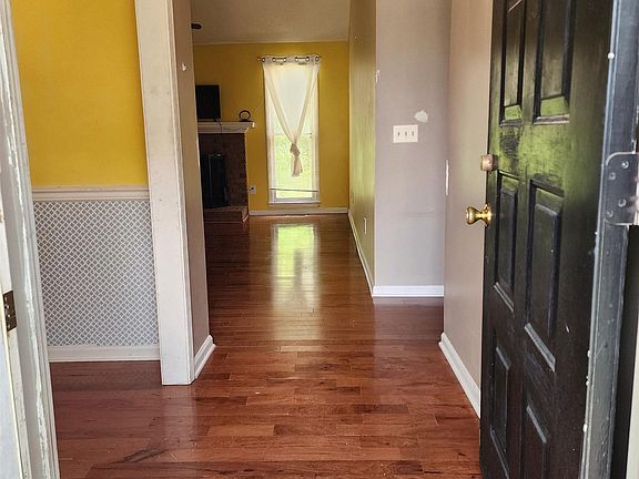 2nd image of 303 Autumn Hill Ln