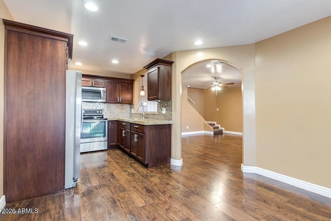 3 bed, 2.0 bath, 1006 sqft, $1,800 — Photo 1