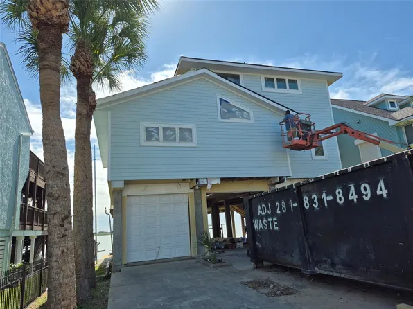 1823 Port O Call St, Tiki Island, TX 77554