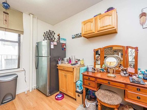 5th image of 215 W 16th St #33