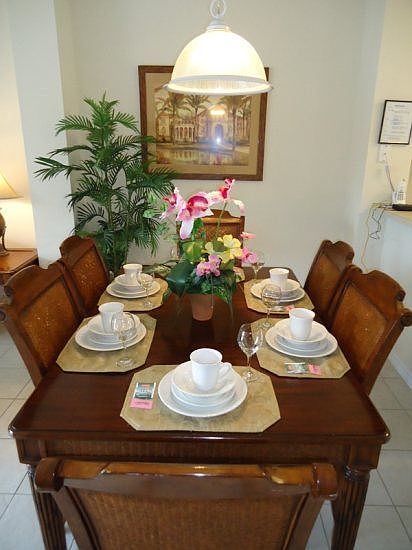 E3T3131YLL-dining-area