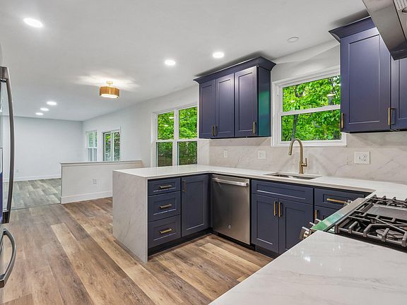 4th image of 38 Woodstone Dr