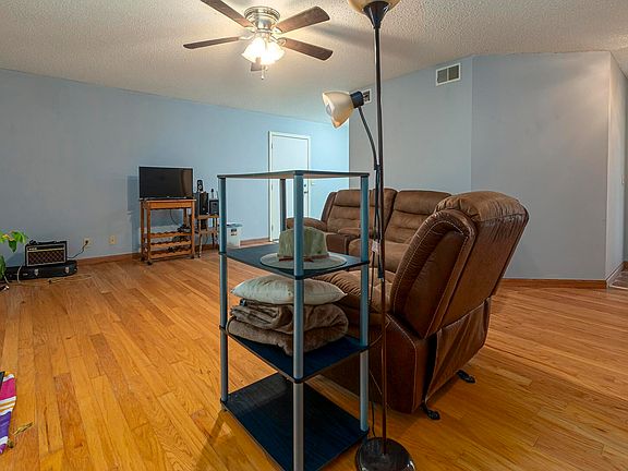 4th image of 102 Weisbrook Ln