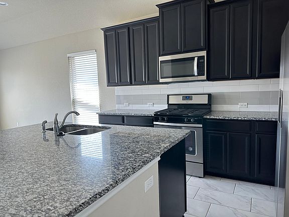 4th image of 1008 Zacarias Dr