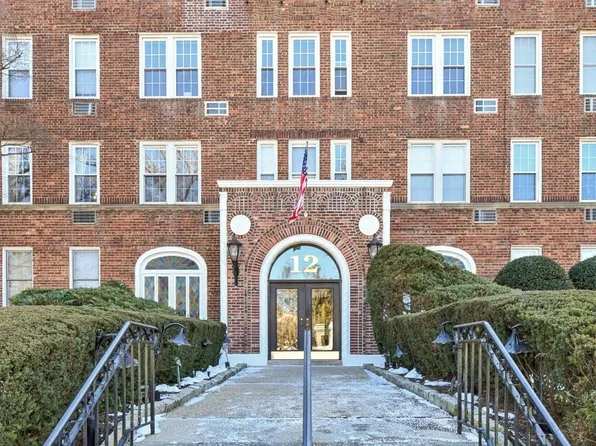 12 Hamilton Place #B5, Garden City, NY 11530