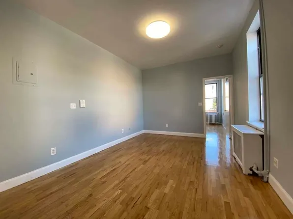 465 Seneca Avenue image 9 of 11