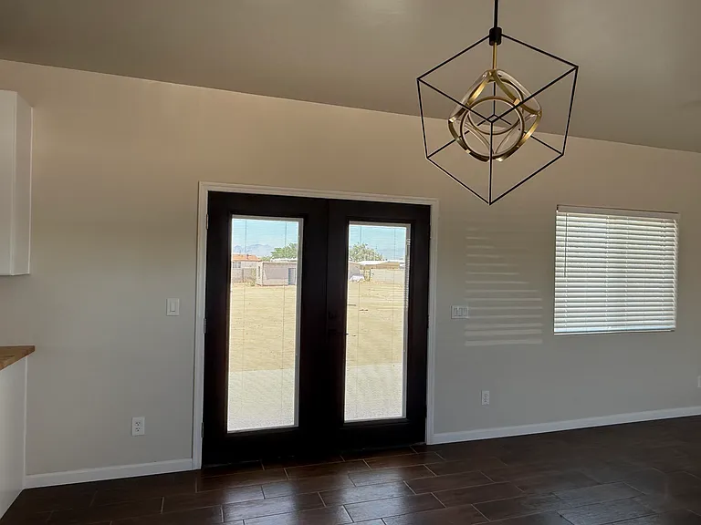 1831 E Breeze Ln — Photo 6