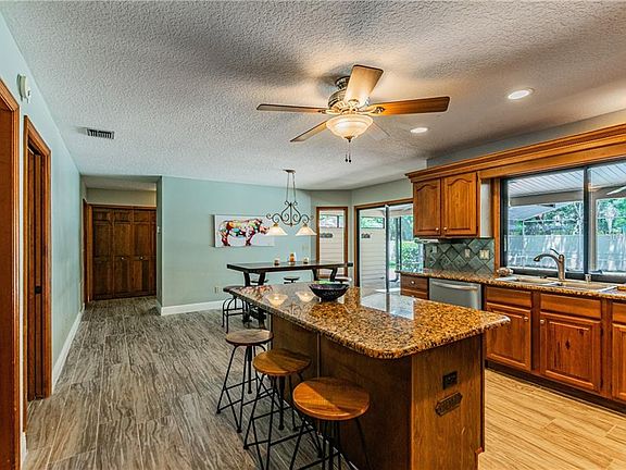 5th image of 254 Shady Oaks Cir
