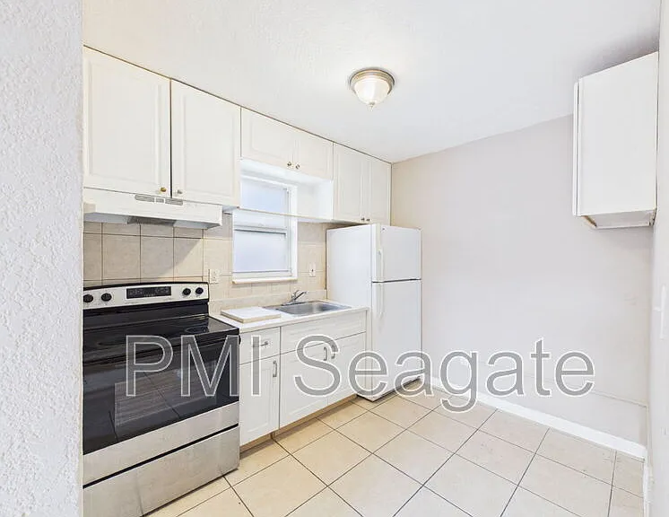 2711 NW 1st St #4 — Photo 6