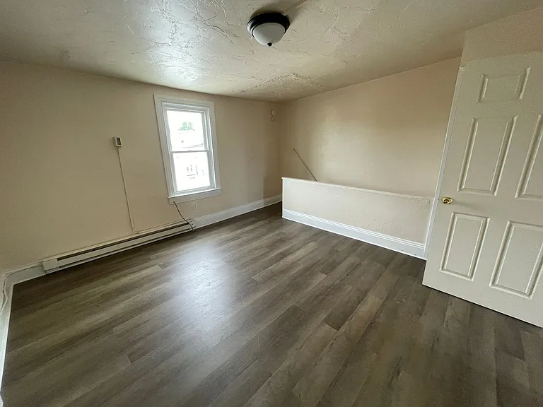 720 W Poplar St — Photo 3