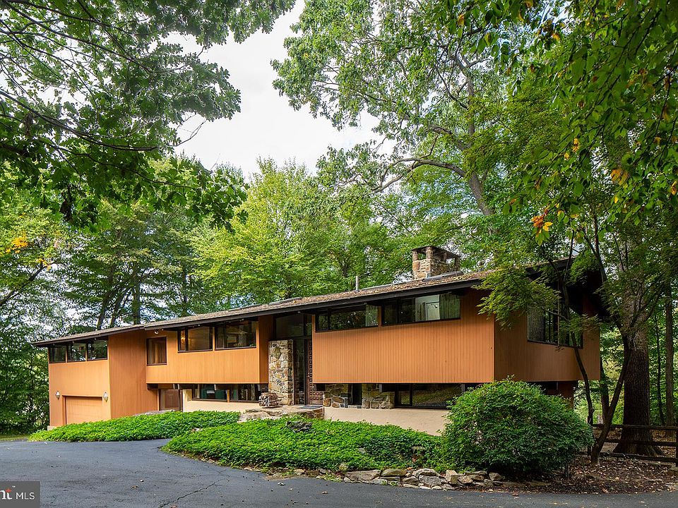 1st image of 1060 Jaine Ln
