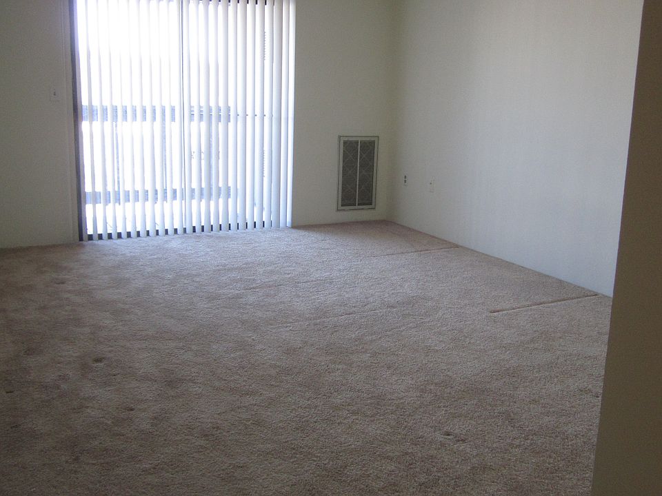 2nd image of 435 Lilac Ln