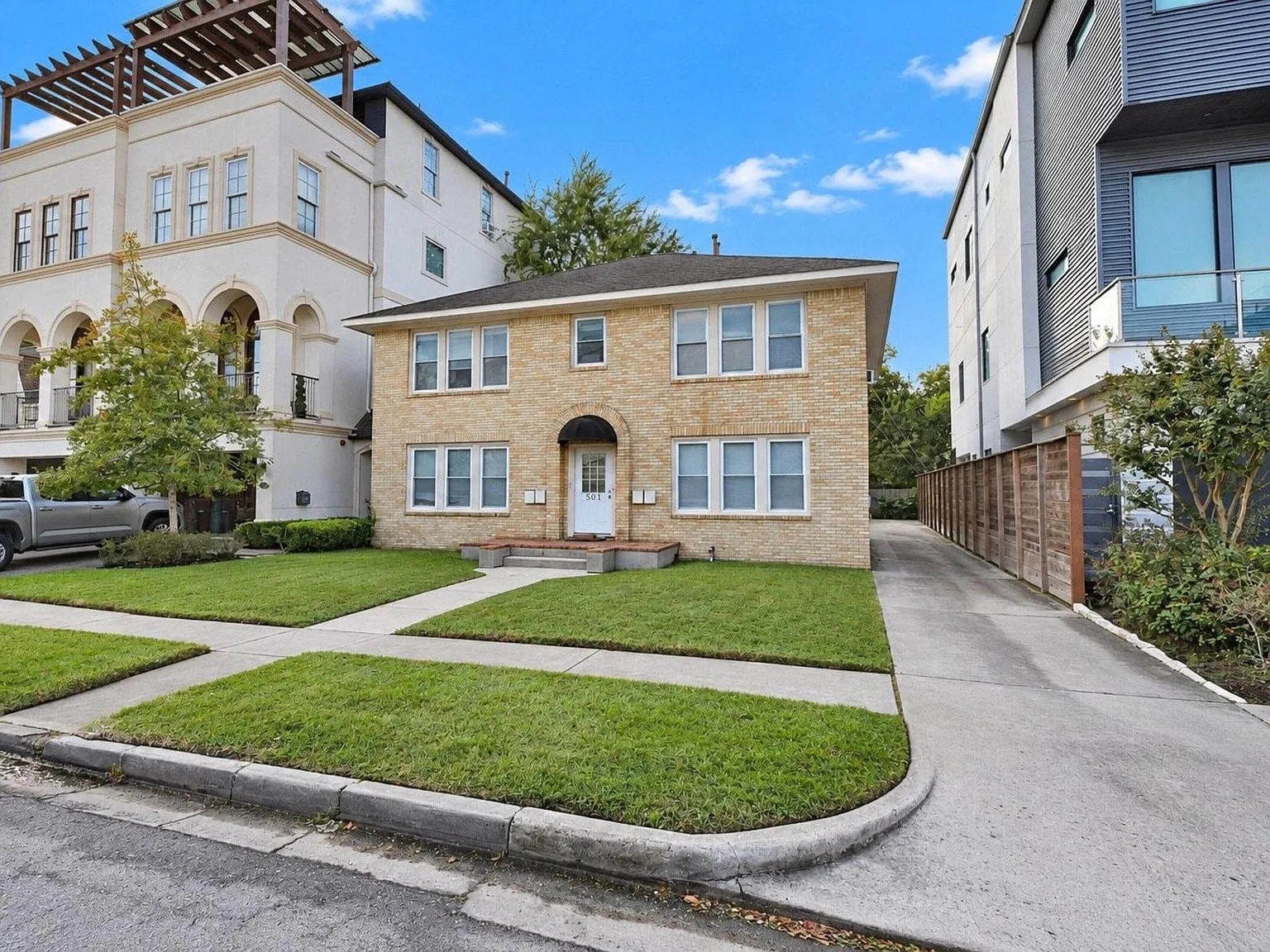 1 bed, 1.0 bath, 720 sqft, $1,300 — Photo 2