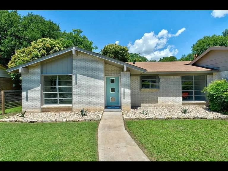 8200 Grayledge Dr — Photo 2
