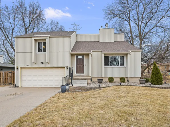 4590 Apple Valley Dr, Bettendorf, IA 52722