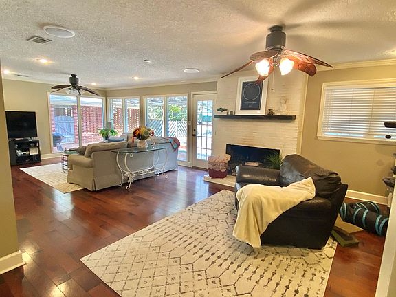 5th image of 2117 Jerry Jones Dr