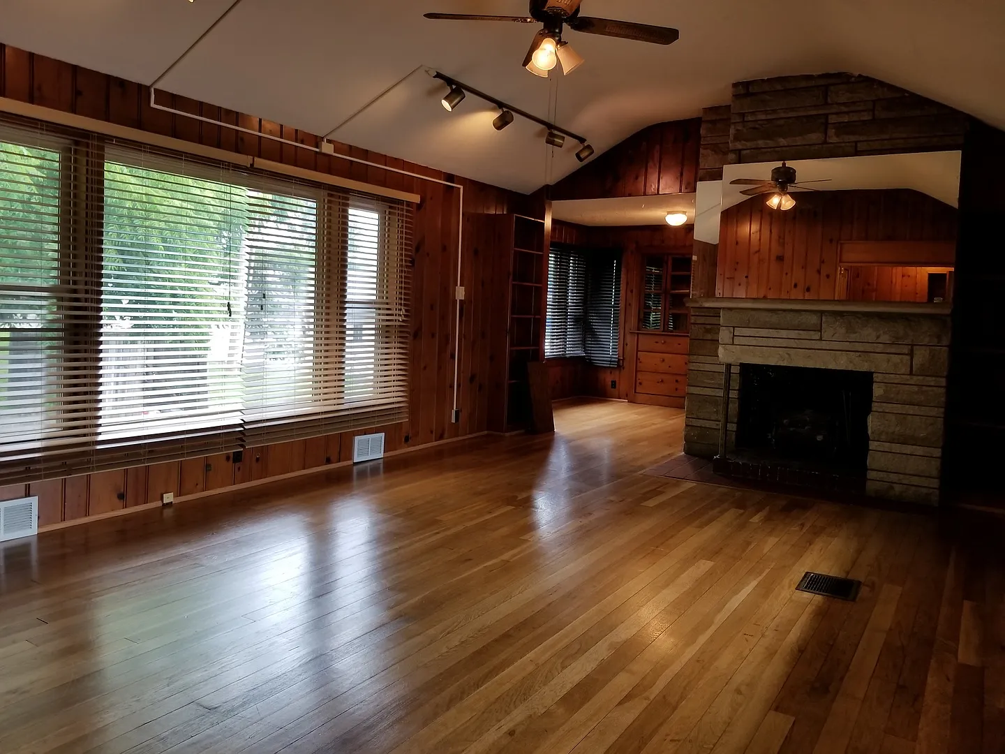 Charming 3 Bed 2 Bath Home! *2027* — Photo 2
