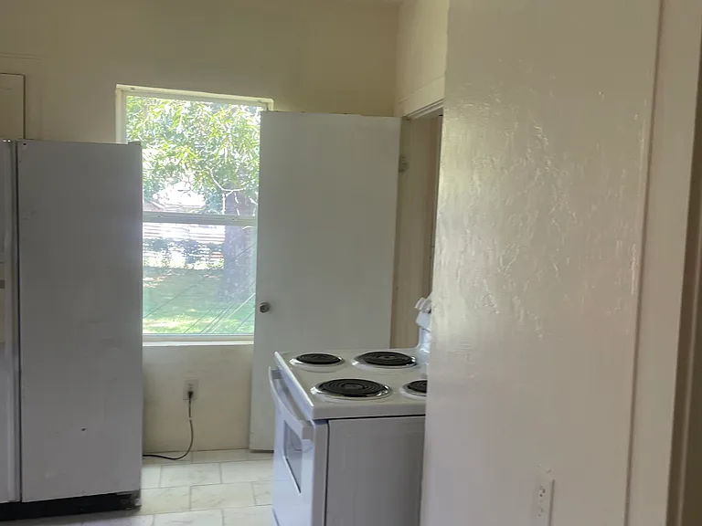 525 SW 27th St — Photo 7