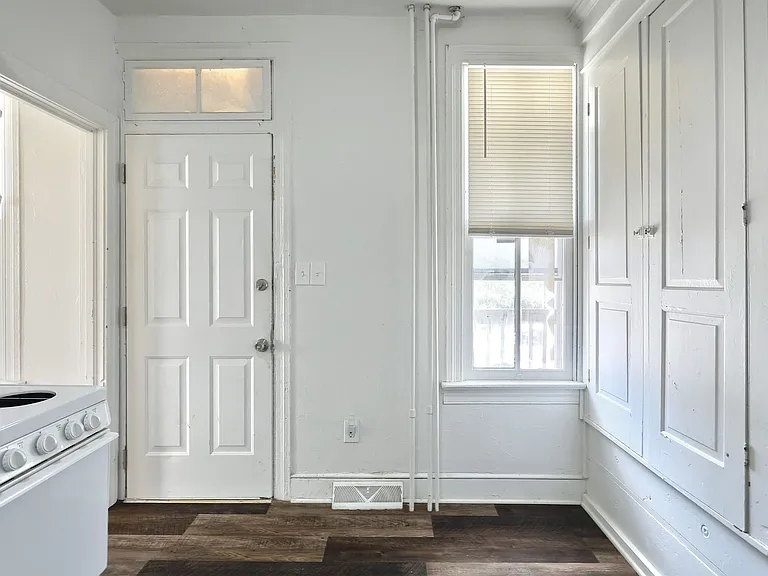 301 N Queen St — Photo 13
