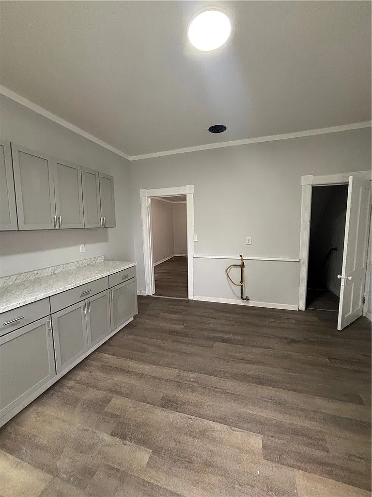 3 bed, 1.0 bath, 15818 sqft, $1,325 — Photo 2