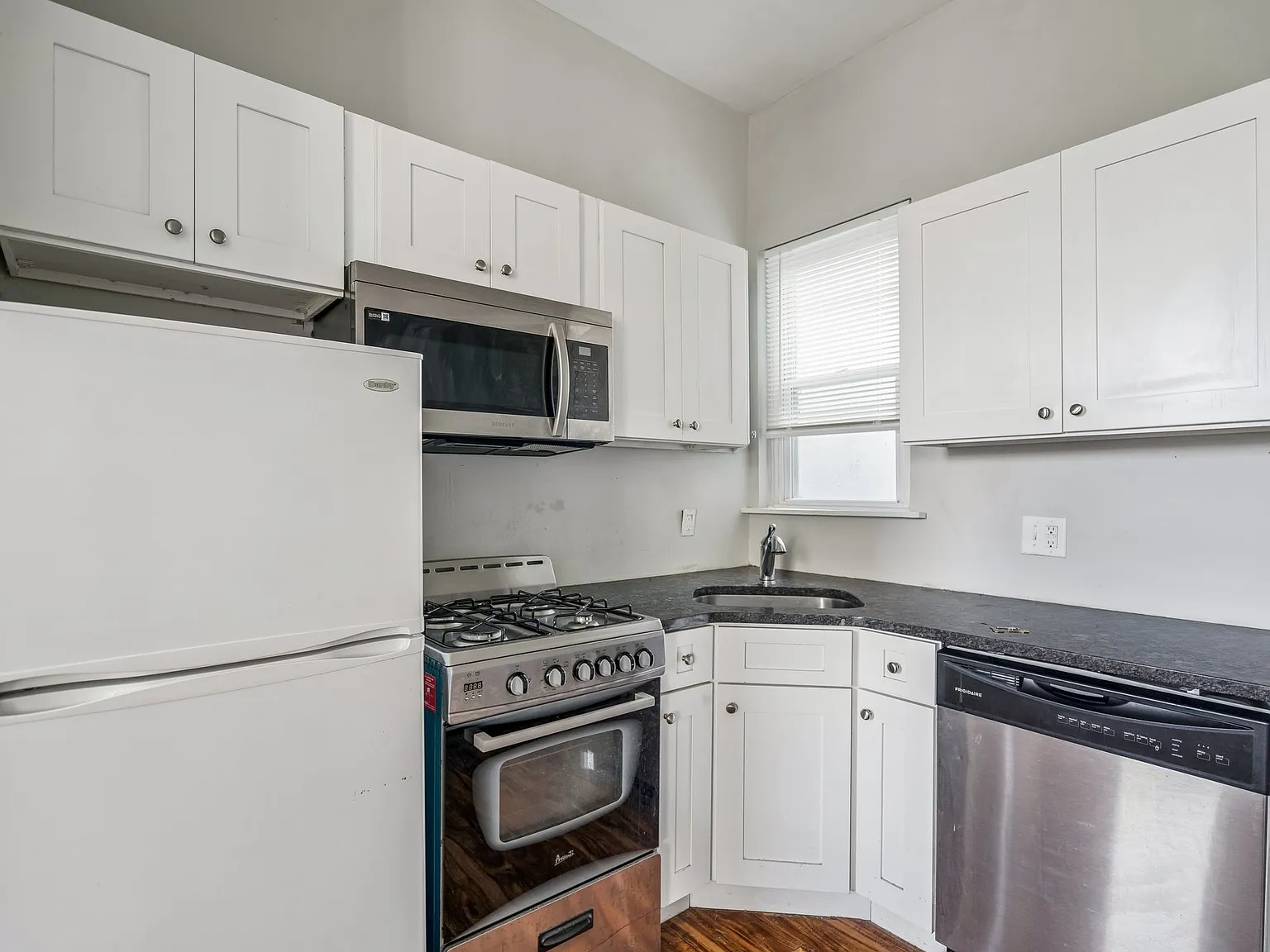 1 bed, 550 sqft, $1,050 — Photo 2