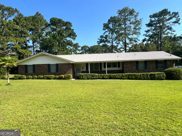 606 E James St, Claxton, GA 30417