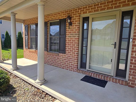 5th image of 108 N Blackberry Ln