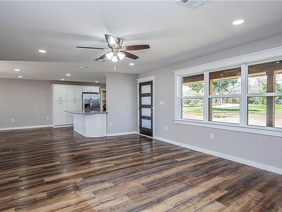 4th image of 407 E Newland Dr