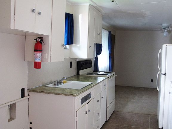 3rd image of 93 NE Kettle St APT D1