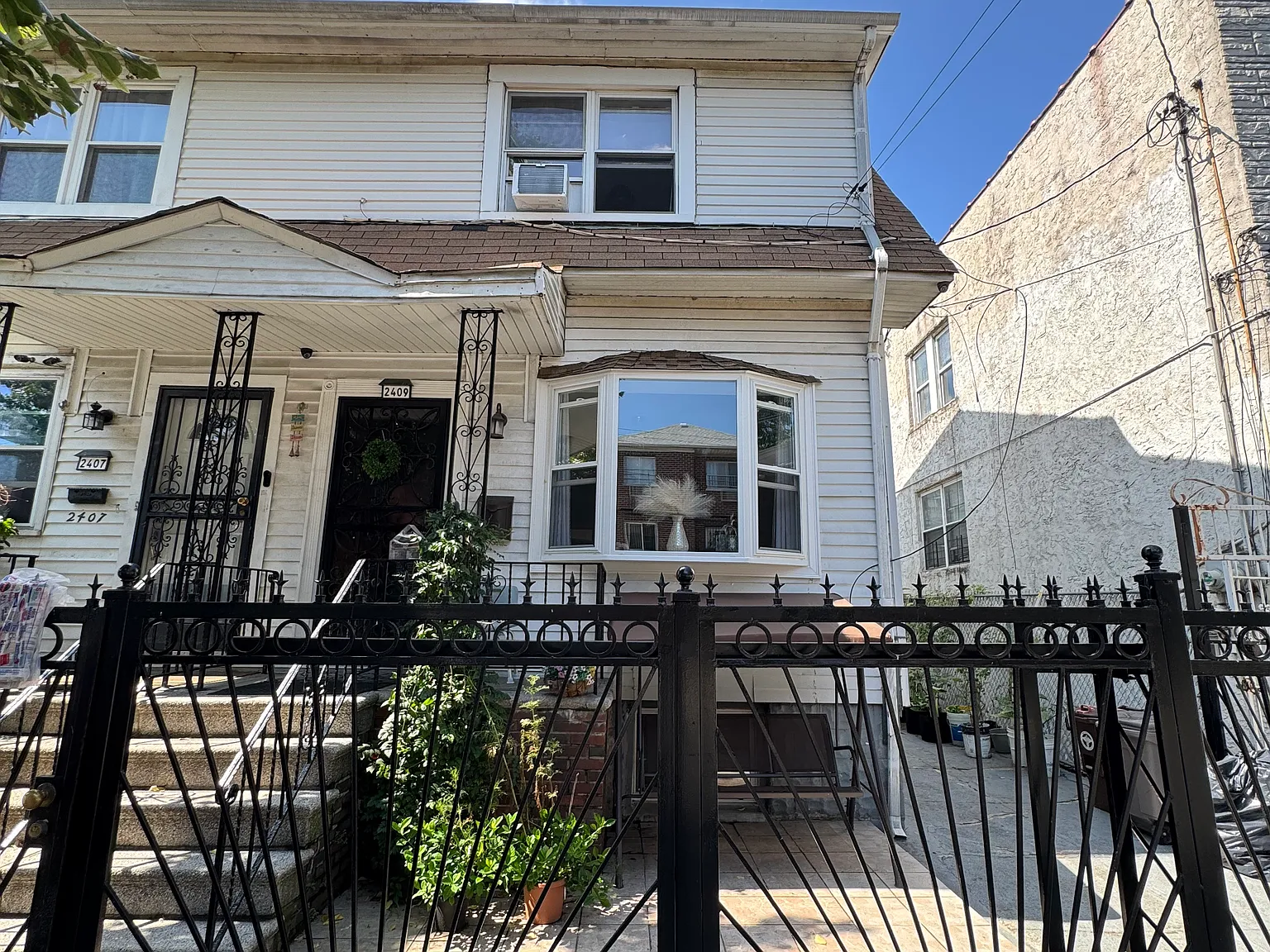 2 bed, 1100 sqft, $1,600 — Photo 1