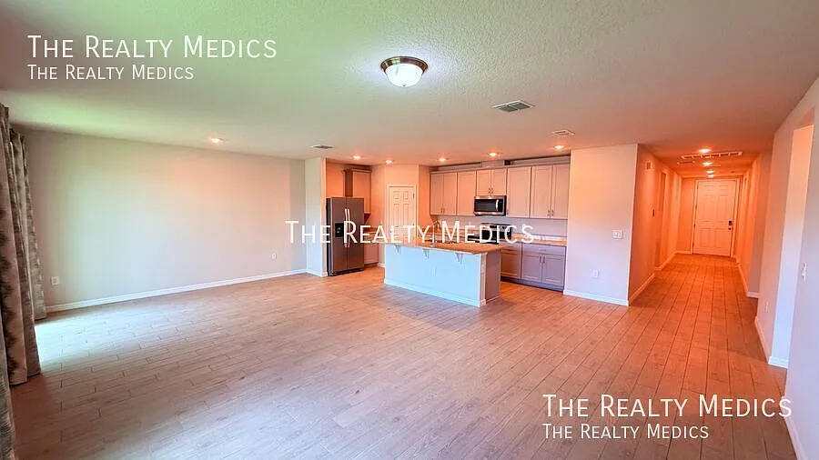 Incredible, 4 Bedroom, 2 Bathroom Home in Davenport!! — Photo 3